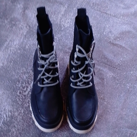 Men's Black and Cream Boots - Picture 5 of 10